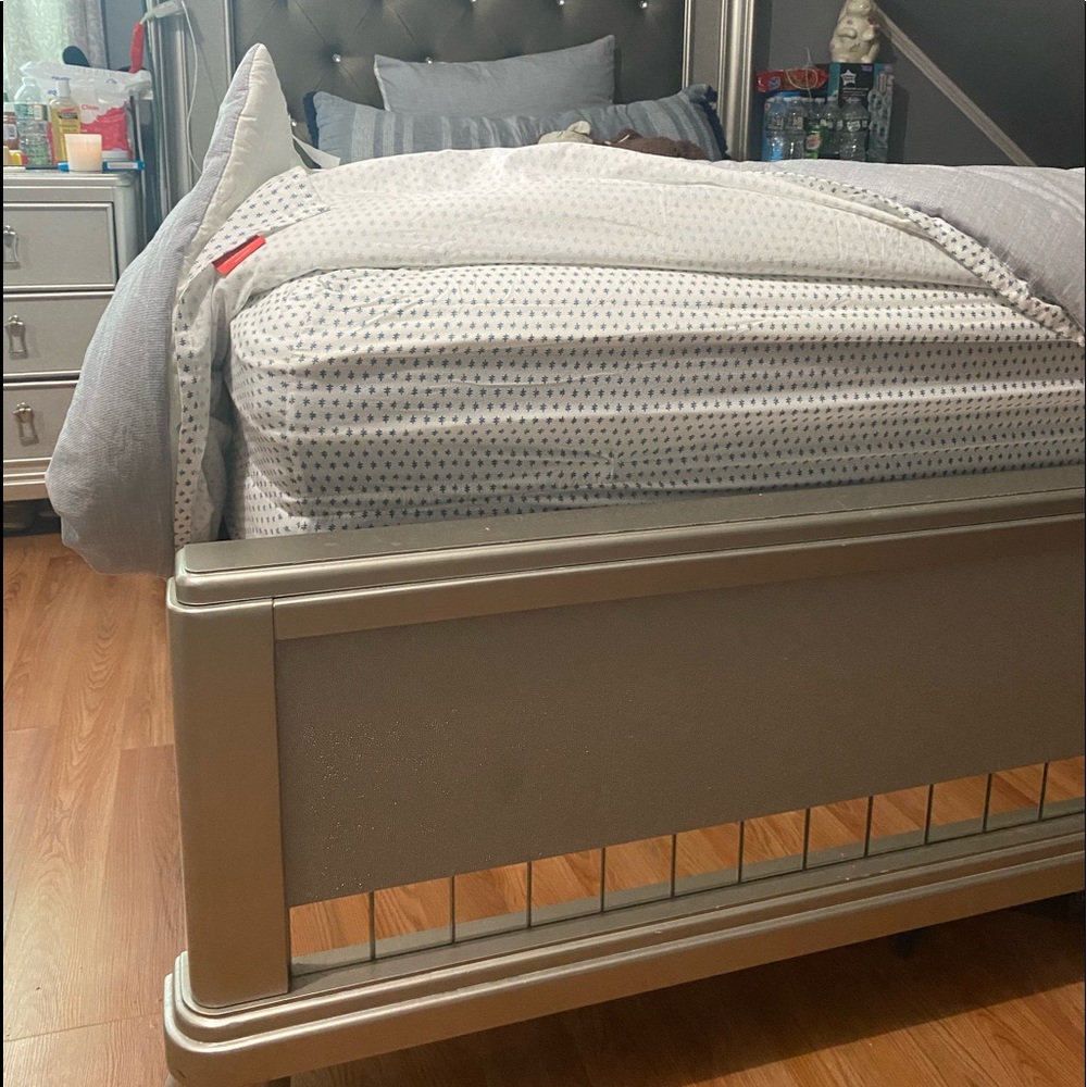 Bedroom furniture queen ( wood)